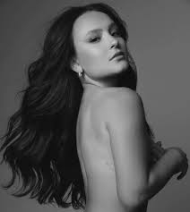 Larissa Manoela faz campanha pelo Outubro Rosa e lembra avó que morreu de  câncer de mama - Quem | QUEM News