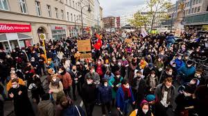 Verwirrt von all den skandalen in #österreich? Tausende Menschen Demonstrieren In Berlin Gegen Mietendeckel Entscheidung Rbb24