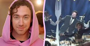 Stylisten Christopher Bergström klär Arwin i Mello