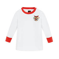 Dalam pertandingan pertamanya ia mencetak tendangan voli untuk menyamakan kedudukan di injury time. Textil De Bebe Sl Benfica