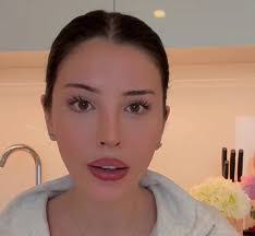 Eliz Sweet's Instagram, Twitter & Facebook