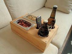 Das Perfekte Mannergeschenk Sofatablett Bier Kiste Getrankehalter Man N Mochte Entspannt Auf Dem Sofa Sitzen Sofa Tablett Bierkisten Diy Holz