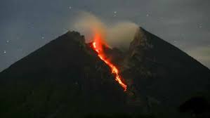 Palang merah indonesia (pmi) membantu evakuasi warga di sejumlah desa di kawasan rawan bencana (krb) gunung merapi. Merapi Malam Ini Letuskan Awan Panas Cepogo Boyolali Hujan Abu Ungarannews