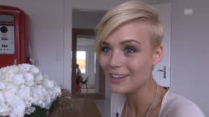 Doch vor allem soll die künftige miss schweiz karitative arbeit leisten und sich mit einem fixen jahresgehalt ohne zusätzliche werbeeinnahmen zufriedengeben. Dominique Ganz Privat Die Miss Schweiz Offnet Ihre Hausture Haar Styling Haarschnitt Ideen Haarschonheit