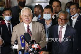Najib, 67, arrived at the palace of justice this morning with his defense lawyer muhammad shafee abdullah, 10 months after. Pengadilan Malaysia Dengarkan Banding Mantan Pm Najib Razak Republika Online