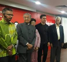 Merungkai dan memberikan penjelasan secara ilmiah ,bukti dan fakta sohih tentang politik malaysia dan isu semasa. Pensyarah Dapat Jelingan Maut Tun M Letak Jawatan Lobak Merah