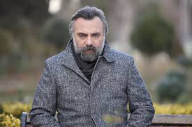 Bir radyoda programcı olarak çalışan i̇nci, korumacı dedesi memduh ve kardeşi ege ile birlikte yaşamaktadır. Dizi Oyunculari Bolum Basi Ne Kadar Aliyor 2021 Diziturkiye Com