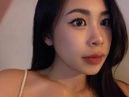 XR/ i15 pro 🤳🏻 XR  拍照真的好看但真的前鏡頭太近了整個人看起來臉超大i15pro拍照很強大也清晰但個人更喜歡XR的感覺（好抽象的描述）