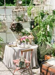 Vintage Deko Lasst Den Garten Charmanter Und Weiblicher Erscheinen Shabby Chic Garten Garten Deko Dekor