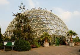 Gegründet wurde er 1973, gebaut von 1974 bis 1979 und beheimatet inzwischen ca. Datei Kuppelgewaechshaus Im Botanischen Garten In Duesseldorf Bilk Von Westen Jpg Wikipedia
