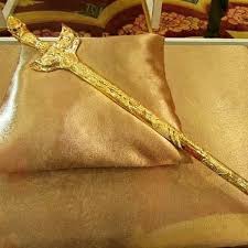 Keris panjang diraja yang berhulu, sampir dan sarung disalut dengan emas adalah tinggalan dari zaman silam bertarikh 4.1.1919 sebagaimana tertulis pada sarungnya persembahan orang kaya. Keris Panjang Diraja The Melayu Movement Facebook