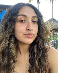 Leila Phillips's Instagram, Twitter & Facebook