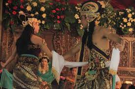 Namun apabila ditelisik lebih jauh lagi tari rong tek ini adalah tari kreasi yang berakar dari tari lengger banyumasan. Tari Karonsih Budaya Indonesia
