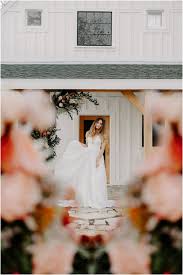 Featured All About The Florals In This Editorial At The Barn At Riverbend Wedding Wedding Venues Bridal Inspo