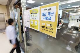 지호는 한순간의 나태로 인해 기숙사 신청 기간을 놓치고 운 좋게 과 선배 성연의 도움으로 학교 근처에 자취방을 구한다. Lxmsgzzs8qflim