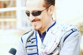 چرا غَیب و غُراب😉 پُشت شما خوبان و رفقای شیر 🦁 و شیر و شَکَر، و نیز پشت  عزیزانِ به اصطلاحِ خودتان “کامنت‌خوانان” و رفقای که برای کامنت‌خوانان صفحه،  چای و دشلمه