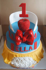 1st Birthday Rice Krispie Treats Snow White Cake For 1st Birthday Apple Is Made From Rice Krispy Treats And Fondant Covered In Red Sugar Snow White Cake Cake Snow White Birthday Party