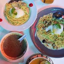 The island has a total area of 2 hectares (5 acres) and was designated as a class 1a nature reserve in 1988. Green Island Western Food Restaurant