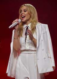 Kylie ann minogue ao, obe (/mɪˈnoʊɡ/; Kylie Minogue Singles Discography Wikipedia