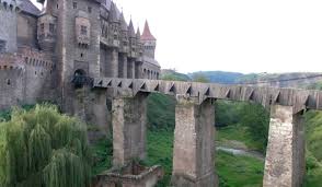 Castelul corvinilor, din hunedoara, este unul dintre cele mai valoroase monumente ale arhitecturii medievale din romania. Castelul Corvinilor Huniazilor Hunedoara Transilvania Informatii Si Galerie Imagini Hoteluri In Apropiere