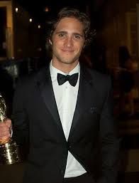 Der großstadtjunge drew (diego gonzález boneta) und sherrie (julianne hough), die vom land kommt. Datei Diego Boneta 2012 Jpg Wikipedia