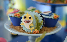 Bizcocho De Baby Shark Niño Baby Shark Cupcakes Lalakdoceria Encontrandoideias Festejarcomamor Festejandoemcasaoficial Sugarart Festababyshark Cake C Shark Cupcakes Baby Shark Cake