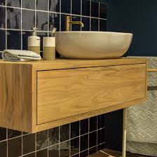 eikenhouten wastafel met waskom met koperen kraan geven de badkamer een rustieke uitstraling waskom wastafel hout kraan wastaf badkamer wastafel waskom