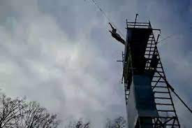 Nouveau record du monde de plongeon de haut vol type saut de l'ange avec pénétration par la tête. Un Plongeon De 59m Record Du Monde