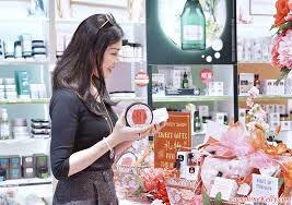 Pengalaman pertama aku beli parfum beberapa tahun silam di the body shop, aku sampai lamaaaaa banget pilih parfum menurut aku, aroma japanese cherry blossom memiliki tingkat long lasting yang standar. Sunshine Kelly Beauty Fashion Lifestyle Travel Fitness New Roots Of Strength Japanese Cherry Blossom Strawberry Kiss Lip Juicer By The Body Shop