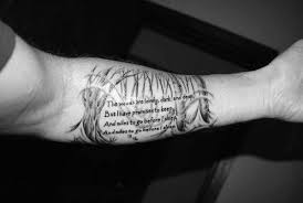40 Unterarm Zitat Tattoos Für Männer Geschriebene Design