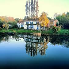 Blue House In Coulon Http Www Visit Poitou Charentes Com En Marais Poitevin Marais Poitevin Vacances En France Coulon