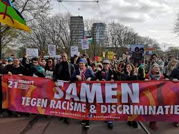 Een groep van zo'n dertig. Duizenden Betogers Anti Racisme Demonstratie Amsterdam Vrije Tijd Amsterdam