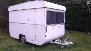3,10 m de long pour 1,7 m de large, voici les dimensions de cette petite caravane tout confort inventée par jean de lavau , architecte d'intérieur et son fils charlie , cuisinier de formation Caravane Pliante Rigide 1960 Caravane Pliante Caravane Pliante Rigide Caravane