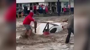 Vea cómo varias personas intentan rescatar a un conductor arrastrado por el agua en Ciudad Juárez