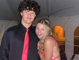 Peace signs up for Regina hoco! 😎💗