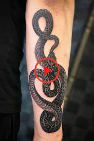 10 Mejores Disenos Y Significados De Tatuajes De Serpiente De Mamba Negra Petpress 10 Mejor Serpie Snake Tattoo Design Black Mamba Snake Black Snake Tattoo