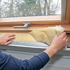 Isolation Des Combles Calfeutrer Une Fenetre De Toit En 4 Etapes Isolation Combles Fenetre De Toit Isolation Toiture