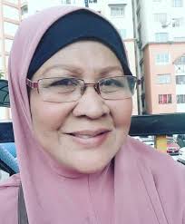 Anak Rusdi ke? Handsome macam ayah dia.. ”