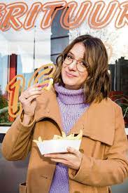 Wij maken soms ongelofelijk veel ruzie. Dorothee Dauwe Amp Kristien Wollants De Vrouwen En Vriendinnen Naast Maarten Vancoillie Wat Ons Bindt Qmusic Een Metekindje En Frietjes Foto Hln Be