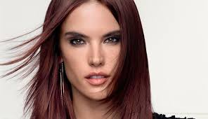 Le ciocche rosse stanno bene a chi ha basi scure, dal nero al castano o capelli marrone chiaro, mentre le bionde dovrebbero evitarle, il . Capelli Colorati Ciliegia Vino E Rubino Sfumature D Autunno