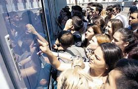 Absolvenții de liceu, care nu doresc sa urmeze cursurile unei facultăți sau o altă formă de învățământ, sunt așteptați la sediul agenției județene pentru ocuparea forței de pentru a beneficia de suma de 250 de lei, timp de sase luni, adolescenții trebuie sa depună un dosar în baza căruia vor deveni șomeri. 34 000 De AbsolvenÅ£i De Liceu Cer Ajutor De Somaj Ce SoluÅ£ii ExistÄƒ Pentru Tinerii Din Vaslui