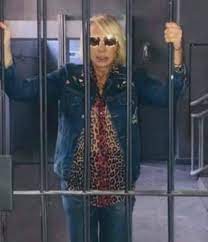 Find and save memes de laura bozzo memes | from instagram, facebook, tumblr, twitter & more. La Misma Foto De Laura Bozzo Tras Las Rejas Cada Dia De La Cuarentena Home Facebook