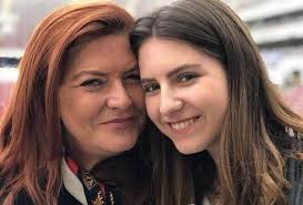Każdego odcinka telewidzowie poznają tragiczne historie uczestników. Katarzyna Dowbor Corka Gwiazdy Ma 20 Lat Urodzila Ja Gdy Miala 40 Lat