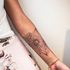Uma linda tatuagem de girassol no braço. Girassol Tatuagem Girassol Pequeno Tatuagem Girasol Tatuagem Feminina Braco