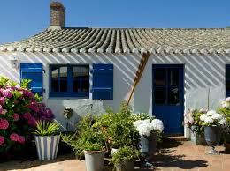 Une Maison Bleue A Noirmoutier Elle Decoration Maison Bleue Jardin Maison Cottage Exterieur