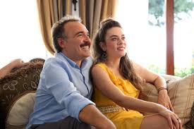 21 yıllık ilişkileri aynı anda biten fikret(engin günaydın) ve senaryosunu gülse birsel'in yazdığı aile arasında filminde uzun yıllar süren ilişkileri aynı gün. Aile Arasinda Nin Oyunculari Izmir E Geliyor Haberler