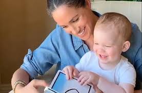 Der sohn von herzogin meghan wächst zwar auf einem anderen kontinent auf. Video Zum Ersten Geburtstag Archie Ist So Gross Geworden Unterhaltung Stuttgarter Nachrichten