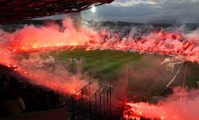 Paok took the reins of the encounter right from the start, claiming possession and not allowing olympiakos to settle on the ball. Ausnahmezustand Bei Paok Olympiakos Sky Sport Austria