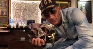 غضب عبر وسائل التواصل الاجتماعي بسبب فيديو نشره الفنان المصري محمد رمضان يظهر فيه وهو يلقي أوراقا تبدو كالنقود في حوض سباحة. Ø£Ù†Ø§ ÙÙ‰ Ø§Ù„Ø³Ø§Ø­Ø© ÙˆØ§Ù‚Ù Ù„ÙˆØ­Ø¯Ù‰ Ù…Ø­Ù…Ø¯ Ø±Ù…Ø¶Ø§Ù† ÙŠØªØ³Ù„Ù… Ø¯Ø±Ø¹ Ø¬Ø¯ÙŠØ¯ Ù…Ù† ÙŠÙˆØªÙŠÙˆØ¨ ÙÙŠØ¯ÙŠÙˆ ÙˆØµÙˆØ± Ø§Ù„ÙŠÙˆÙ… Ø§Ù„Ø³Ø§Ø¨Ø¹
