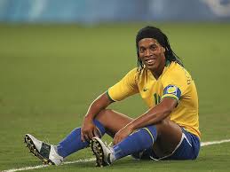 #ronaldinho jugando al fútbol en la agrupación especializada. Ronaldinho Explains How His Childhood Dog Made Him A Better Footballer